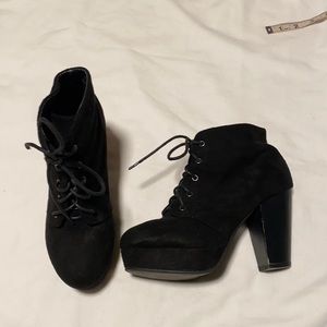 EUC forever 21 black faux suede booties